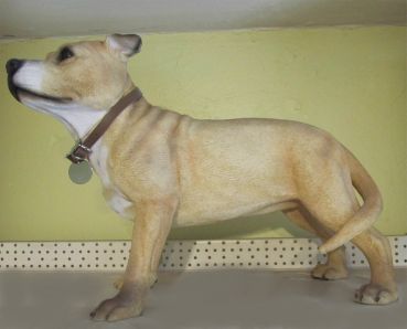 Hundefigur Staffordshire Bullterrier mit Halsband