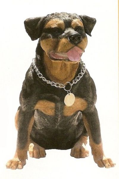 Hundefigur Rottweiler sitzend mit Metallhalsband 