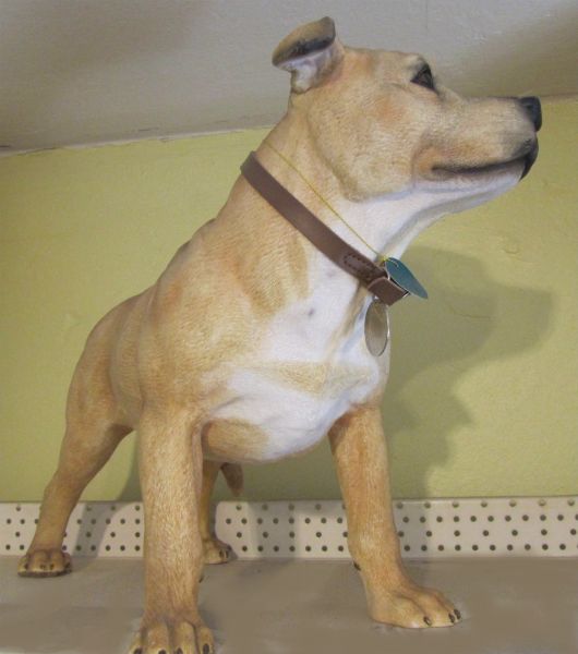 Hundefigur Staffordshire Bullterrier mit Halsband