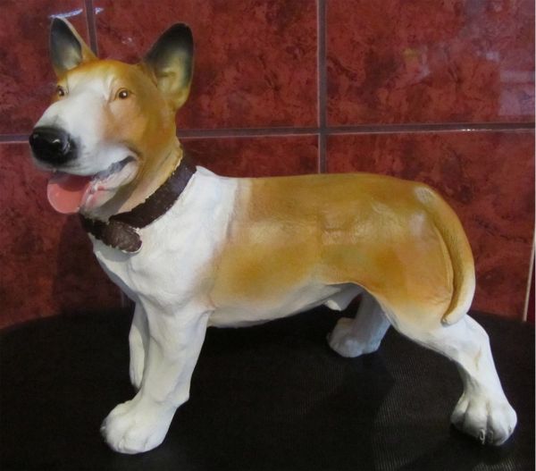 Bullterrier Figur braun - weiss Stehend aus Kunststein